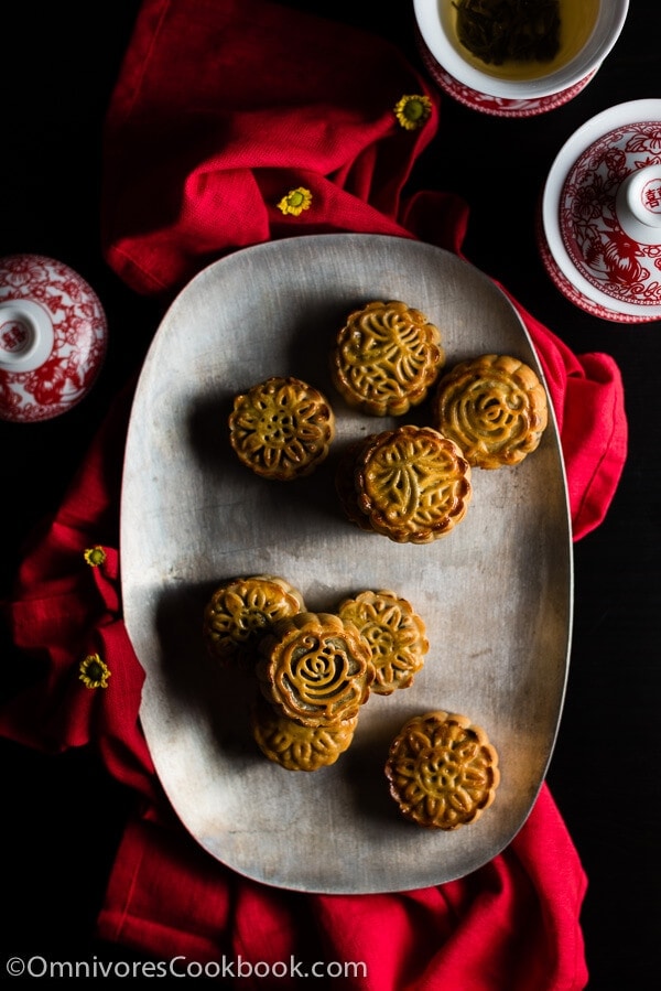 The Ultimate Guide to Traditional Mooncake (传统广式月饼) | omnivorescookbook.com