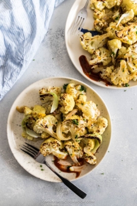 Learn this trick to cook crispy cauliflowers in 12 minutes, served with a scrumptious orange sauce! {vegan, gluten-free, paleo friendly}