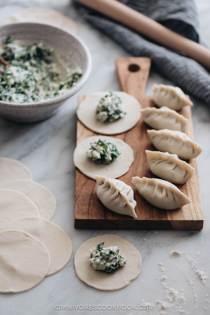 Nepali Momos with Spinach and Ricotta - An easy dim sum appetizer that you can make in your own kitchen and impress your guests with at the dinner party! {Vegetarian}