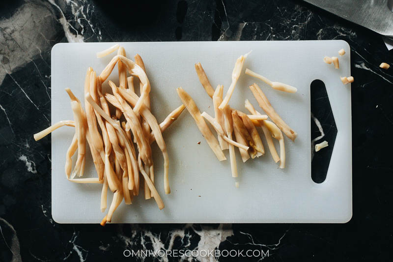 Rehydrated lily flower buds