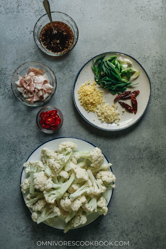 Ingredients for making dry pot cauliflower