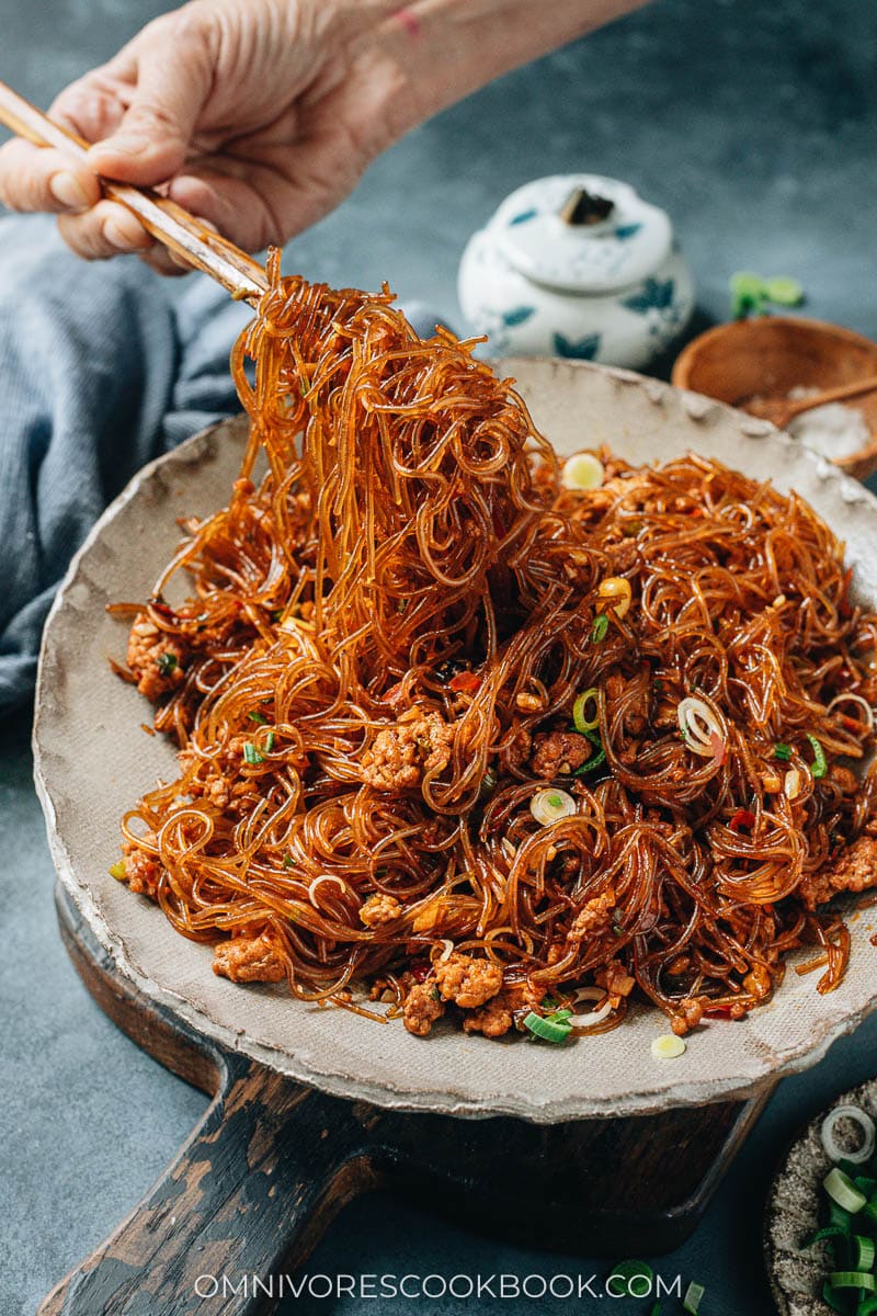 Stretching noodles from the dish Ant Climb a Tree