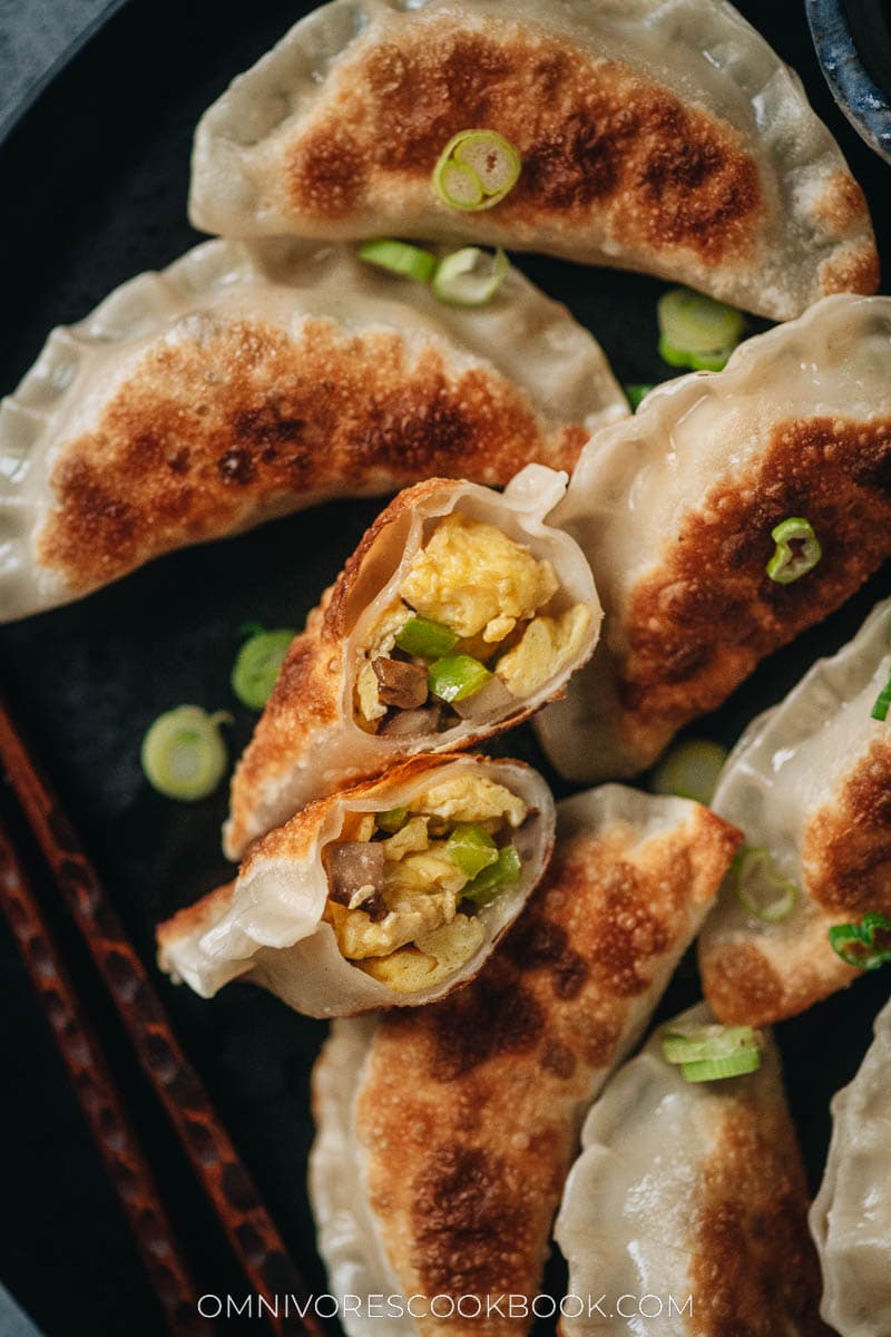 Egg and pepper dumplings showing filling