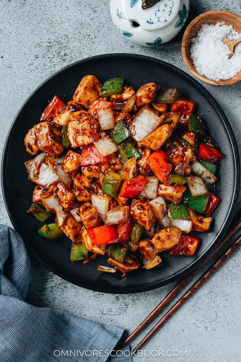 Chicken with black bean sauce close up 豉汁爆鸡球