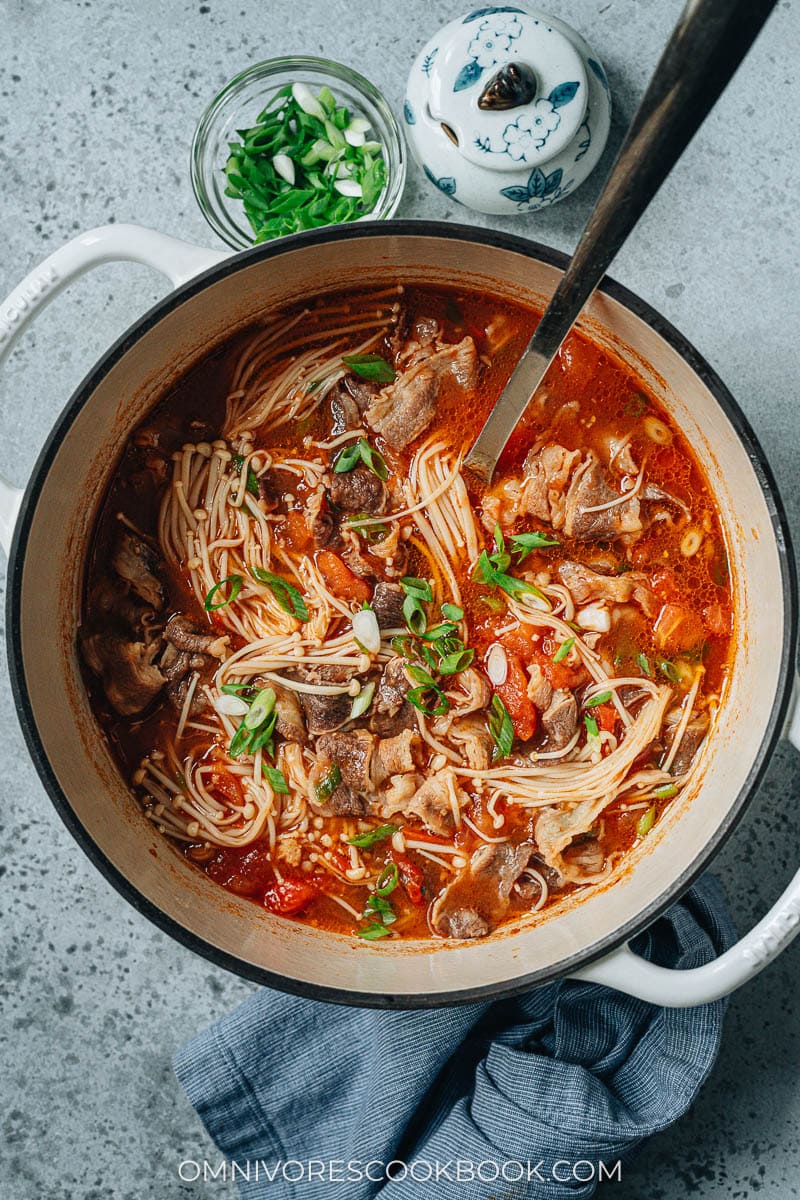 Chinese tomato beef soup