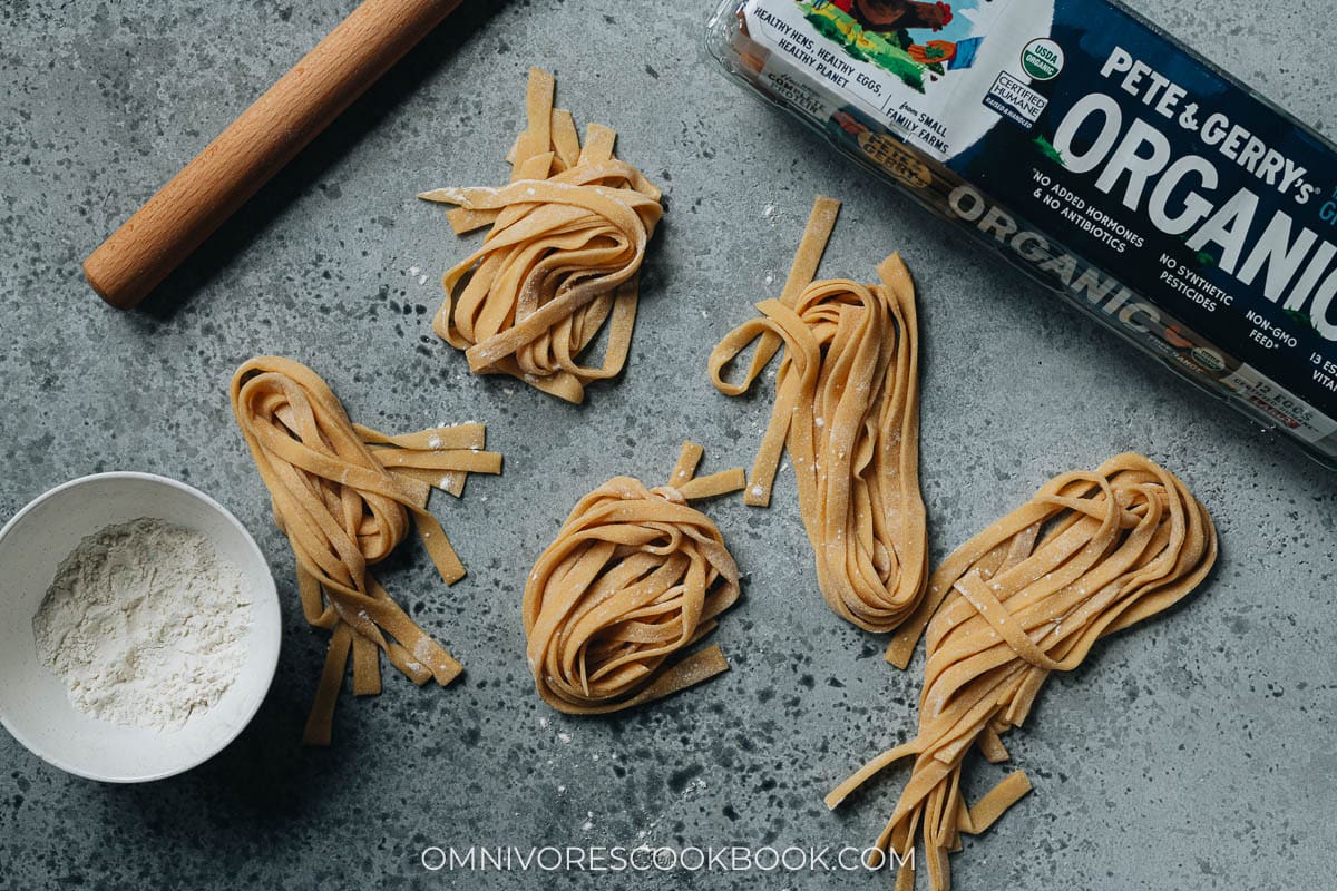 Homemade Egg Noodles (鸡蛋面)